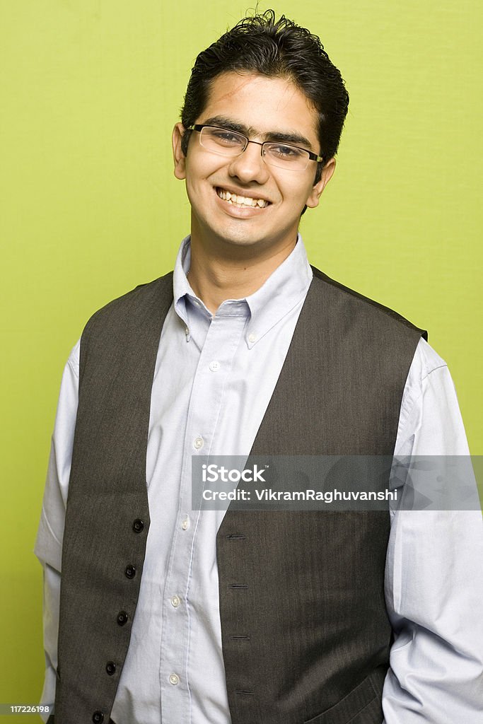 Привлекател�ьный счастливый молодой Индийский взрослый бизнесмен на зеленом фоне - Стоковые фото 20-29 лет роялти-фри