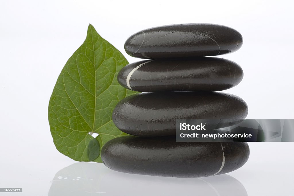 Камни с листьями - Стоковые фото Шиацу роялти-фри
