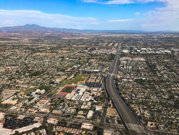 vista aerea della contea di orange in california - irvine california california orange county traffic foto e immagini stock