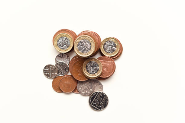 münzen isoliert auf weißer britischer währung, die die britische wirtschaft und märkte repräsentiert - coin british currency british coin stack stock-fotos und bilder