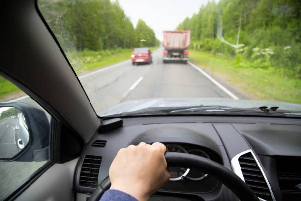 además del auto. maniobra peligrosa. - overtake fotografías e imágenes de stock