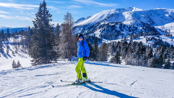 turrach - un esquiador de pie en una pista nevada - austria village chalet ski resort fotografías e imágenes de stock