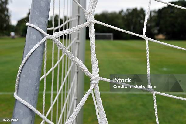 Primer Plano De La Red En Un Gol De Fútbol Foto de stock y más banco de imágenes de Aire libre - Aire libre, Artículos deportivos, Blanco - Color