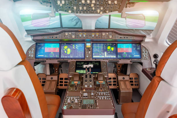 intérieur du cockpit du simulateur de vol - tableau de bord, pilote automatique, gestion du moteur. vue de piste. - pilot cockpit airplane training photos et images de collection