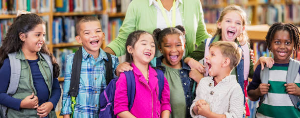 小学校図書館の生徒と教師 - elementary school waist up indoors childhood ストックフォトと画像