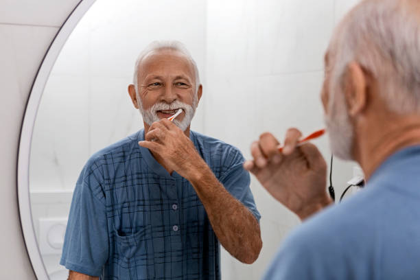starszy mężczyzna utrzymujący higienę jamy ustnej - healthy lifestyle toothbrush caucasian one person zdjęcia i obrazy z banku zdjęć