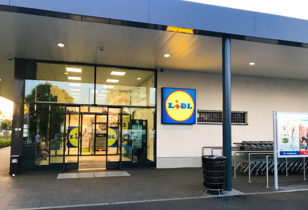 lidl grocery store - brand name yellow red business imagens e fotografias de stock