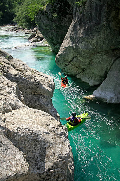 dúo de kayak - extreme sports kayaking kayak adventure fotografías e imágenes de stock