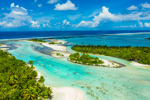 Imagen aérea de Rangiroa del atolón isla de arrecife motu en la Polinesia Tahiti Francesa photo