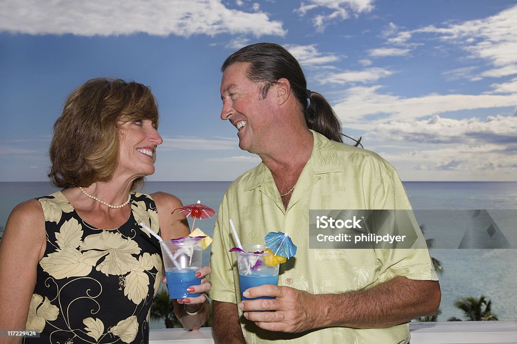 Coppia sorridente con balcone - Foto stock royalty-free di Adulto in età matura