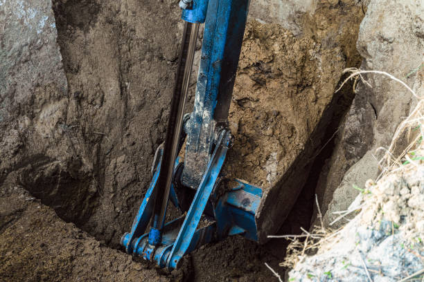 l'escavatore a secchio scava il terreno nel cantiere - yawner foto e immagini stock