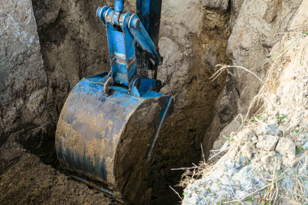 l'escavatore a secchio scava il terreno nel cantiere - yawner foto e immagini stock