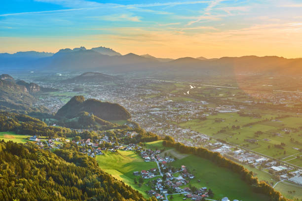 guardando giù dalla montagna "breitenberg" (austria) in quattro diversi paesi: austria, svizzera, liechtenstein e germania. - vorarlberg foto e immagini stock