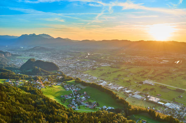 patrząc z góry "breitenberg" (austria) na cztery różne kraje: austrię, szwajcarię, liechtenstein i niemcy. - bregenzwald zdjęcia i obrazy z banku zdjęć