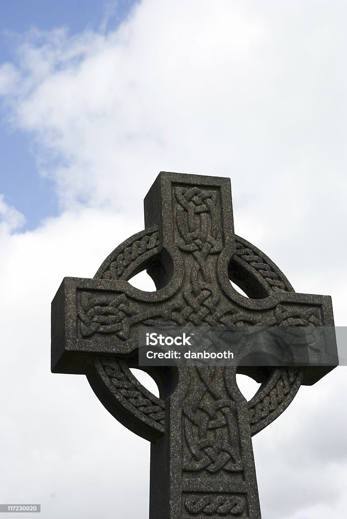 Кельтский крест по кладбищу - Стоковые фото Без людей роялти-фри