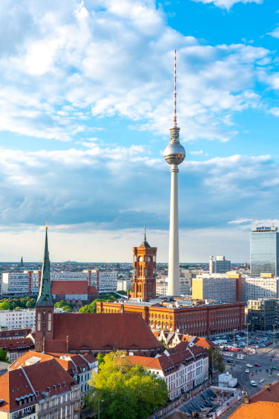 torre televisiva e municipio rosso (rotes rathaus) in alexanderplatz, berlino, germania - central berlin foto e immagini stock