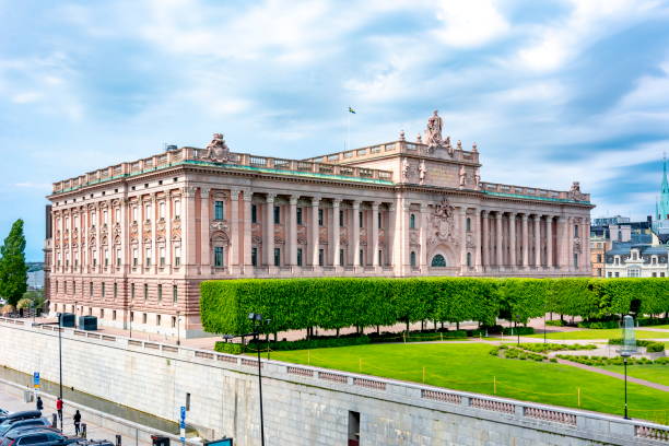 parlamentsgebäude (riksdag), stockholm, schweden - sveriges helgeandsholmen stock-fotos und bilder