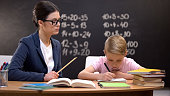 strenger-lehrer-mit-herrscher-beobachten-schuljunge-bei-seinen-hausaufgaben-kontrolle.jpg?b=1&s=170x170&k=20&c=EfxNTjkiX_Mec0pGT5O4s0O31UkJtIWM7uyEFpSQnHE=