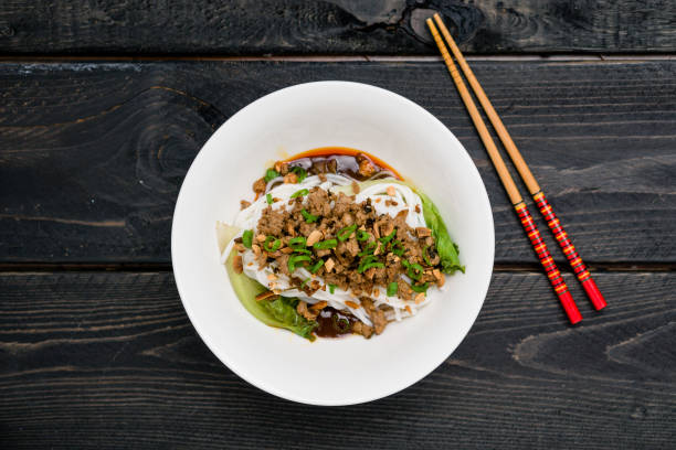 dan dan noodles desde arriba. - chopsticks stir fried vegetable beef fotografías e imágenes de stock