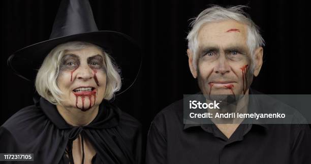 Hombre Y Mujer Ancianos Disfrazados De Halloween Dripping Sangre En Sus  Rostros Foto de stock y más banco de imágenes de Adulto - iStock
