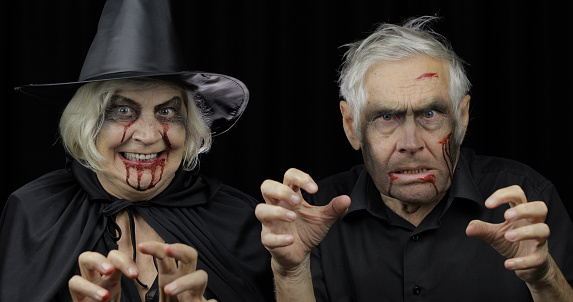 Hombre Y Mujer Ancianos Disfrazados De Halloween Dripping Sangre En Sus Rostros Foto de stock y más banco de imágenes de Tercera edad - iStock Hombre Y Mujer Ancianos Disfrazados De Halloween Dripping Sangre En Sus Rostros Foto de stock y más banco de imágenes de Tercera edad - iStock