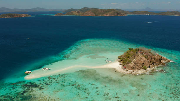 istock Small torpic island with a white sandy beach, top view 1172319369