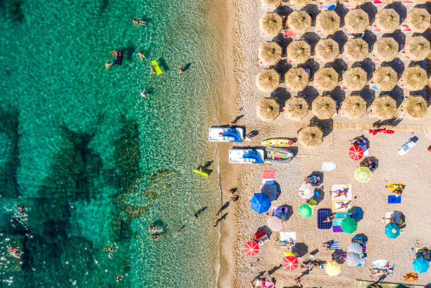 le rivage de mer de jade, et une plage bondée, prise d'un point de vue de drone - mushroom edible mushroom water splashing photos et images de collection