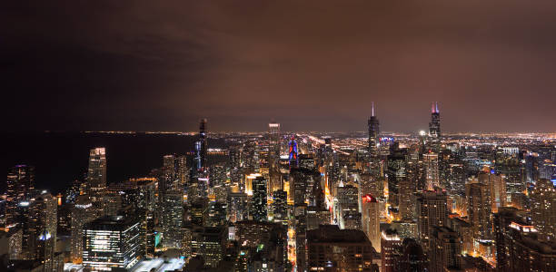 vista panorámica aérea del horizonte de chicago por la noche - chicago skyline antenna panoramic fotografías e imágenes de stock