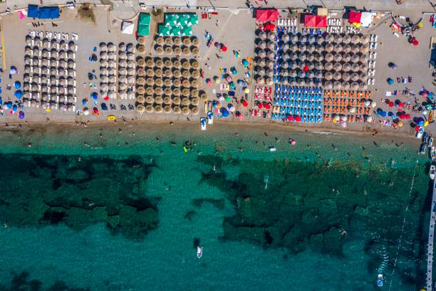 le rivage de mer de jade, et une plage bondée, prise d'un point de vue de drone - mushroom edible mushroom water splashing photos et images de collection