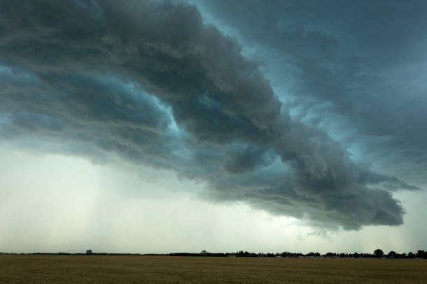 tempestade saskatchewan canadá da pradaria - prairie agriculture cloud cloudscape - fotografias e filmes do acervo