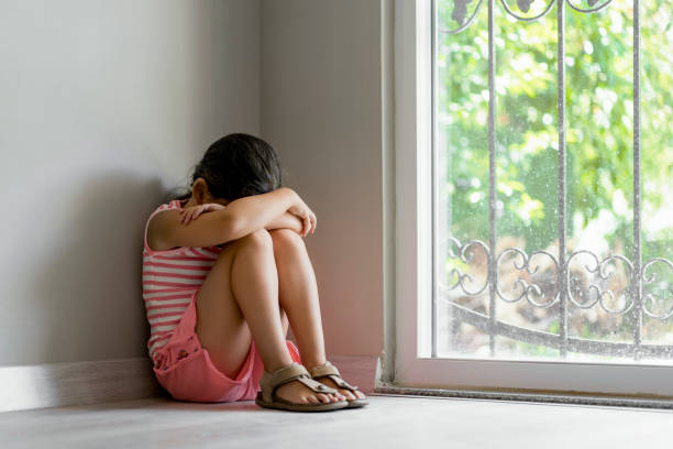 offended little girl sitting on the floor - displeased child abandoned child abuse imagens e fotografias de stock