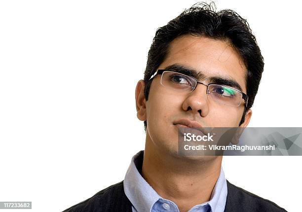 Indiano Uomo Daffari Isolato Su Sfondo Bianco Guardando Lontano - Fotografie stock e altre immagini di Popolazione indiana