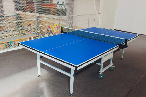 tennistisch in blauer farbe, nahaufnahme leer. - table tennis tennis table indoors stock-fotos und bilder