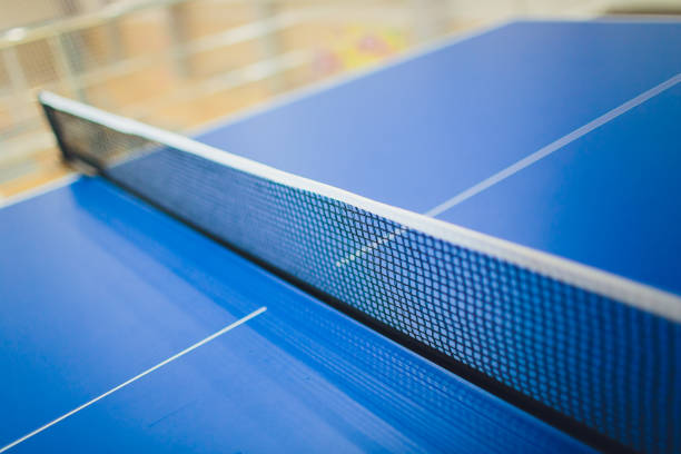 tennistisch in blauer farbe, nahaufnahme leer. - table tennis tennis table indoors stock-fotos und bilder