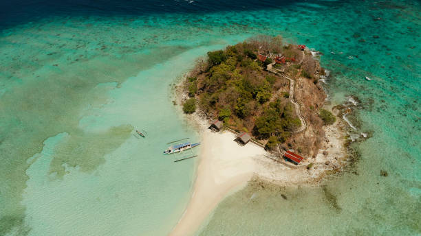 istock Small torpic island with a white sandy beach, top view 1172338783