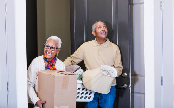 pareja afroamericana senior mudarse de casa - moving house physical activity moving van box fotografías e imágenes de stock