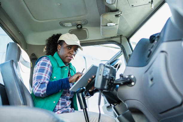 afroamerikanische frau fährt einen sattelschleponen - computer manual worker truck driver truck stock-fotos und bilder