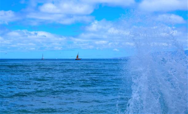 actividades acuáticas en el océano pacífico frente a la costa de waikiki beach, oahu, hi - oahu water sand beach fotografías e imágenes de stock