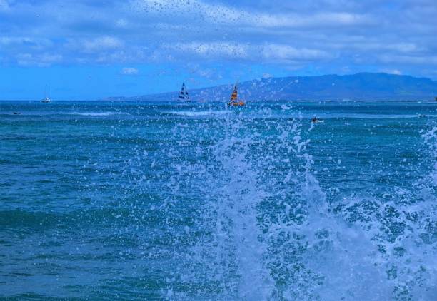 actividades acuáticas en el océano pacífico frente a la costa de waikiki beach, oahu, hi - oahu water sand beach fotografías e imágenes de stock