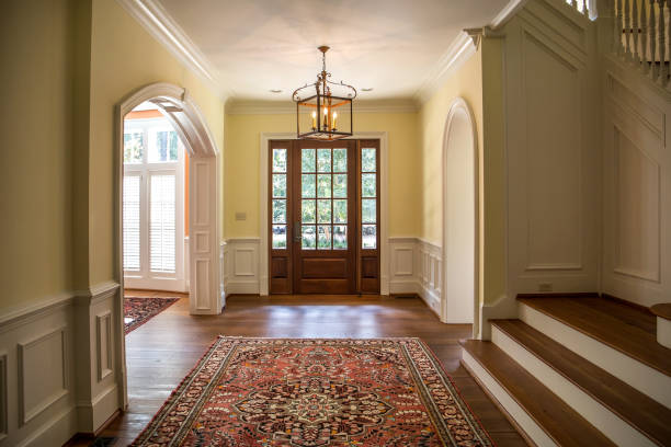 большой и элегантный желтый вход в дом с лестницей - southern mansion стоковые фото и изображения