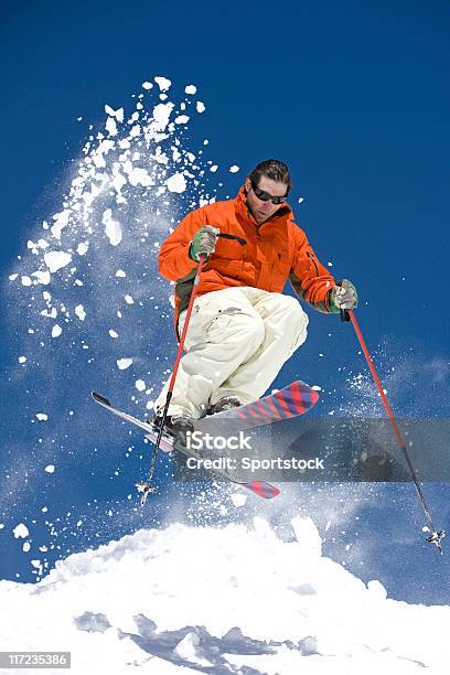 Лыжница Суспендированного В Воздухе — стоковые фотографии и другие картинки Атлет - Атлет, Белый, Вертикальный
