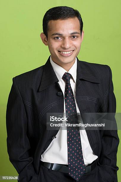 スマートな若いインドの大人のビジネスマンの緑の背景 - 1人のストックフォトや画像を多数ご用意 - 1人, 20代, あこがれ
