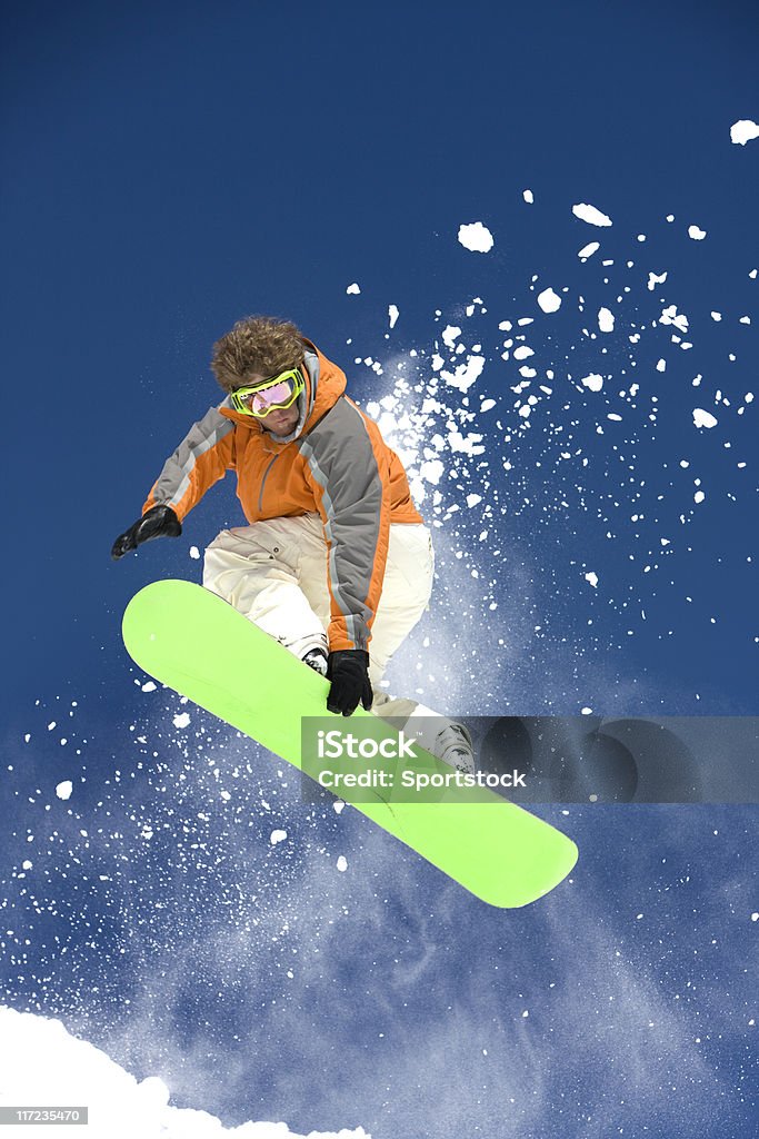 Snowboarder ejecutar un salto - Foto de stock de Actividades recreativas libre de derechos