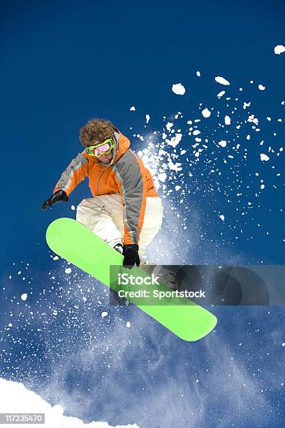 Snowboarder Ejecutar Un Salto Foto de stock y más banco de imágenes de Actividades recreativas - Actividades recreativas, Actividades y técnicas de relajación, Adulto