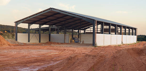 nuevo edificio agrícola - farm barn fotografías e imágenes de stock