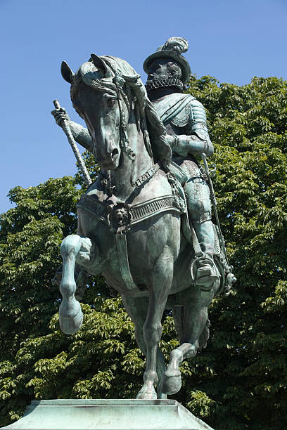 istock horse statue in front of Noordeinde Palace 117235667