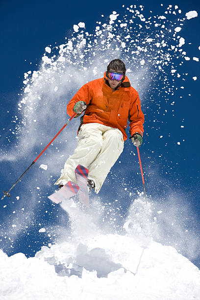 śnieg narciarzem. skoki - skiing winter sport powder snow athlete zdjęcia i obrazy z banku zdjęć