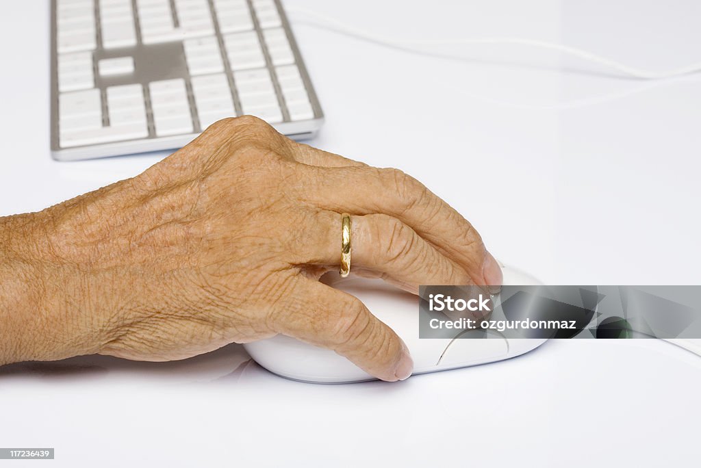 Senior Frau hand auf eine Maus - Lizenzfrei Alter Erwachsener Stock-Foto