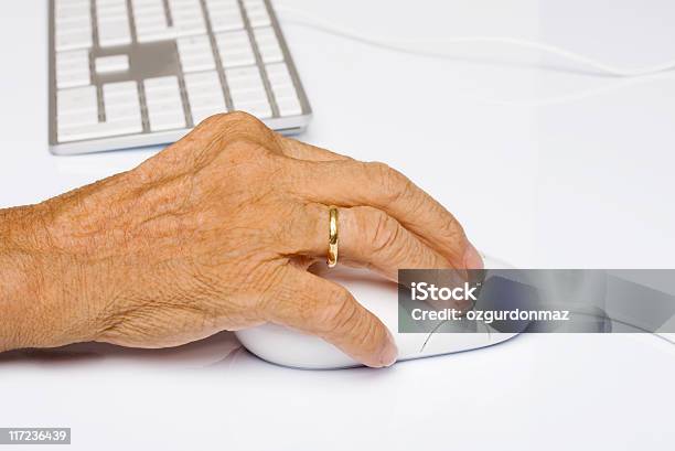 Senior Frau Hand Auf Eine Maus Stockfoto und mehr Bilder von Alter Erwachsener - Alter Erwachsener, Computermaus, Computertastatur