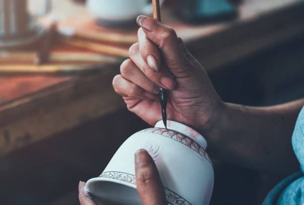 décoration d'une tasse de porcelaine dans une usine - polish culture photos et images de collection